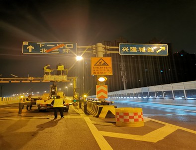 鹤壁郑州市北三环彩虹桥交通标志牌安装现场